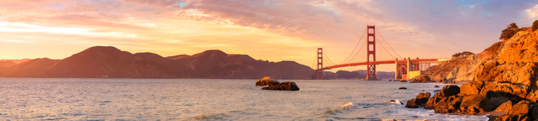 Panoramablick auf die berühmte Golden Gate Bridge vom Baker Beach im wunderschönen goldenen Abendlicht. San Francisco, Kalifornien, USA