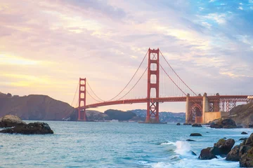 Photo sur Plexiglas Plage de Baker, San Francisco Classic panoramic view of famous Golden Gate Bridge seen from Baker Beach in beautiful golden evening light. San Francisco, California, USA