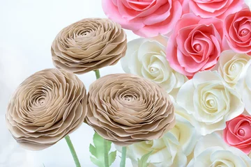 Große riesige Papierblumen. Große rosa, weiße, beige Rose, Pfingstrose aus Papier. Pastellpapierhintergrundmuster reizender Stil. Blume aus Wellpappe und EVA Foam Paper © irissca