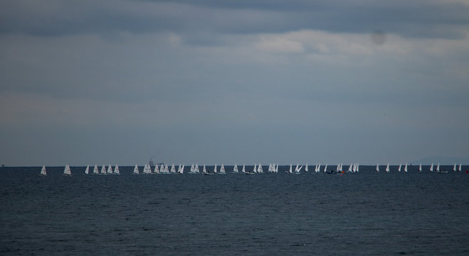 eine Reihe weißer Segelboote am Horizont auf dem Ägäischen Meer