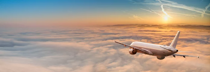 Rolgordijnen Commercieel vliegtuig dat boven dramatische wolken vliegt. © Lukas Gojda