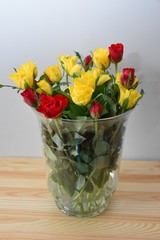 róże w wazonie © Olga Korowacka