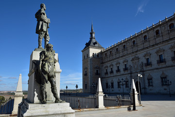 Fototapeta na wymiar Terrasse et statues de l'Alcazar de Tolède, Espagne