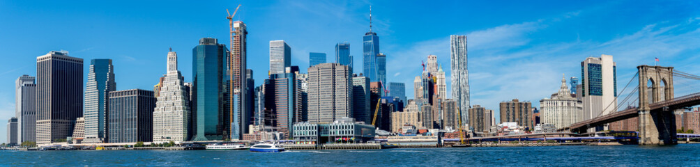 Fototapeta na wymiar Panoramic view of New York Manhattan skyline and Brooklyn bridge.