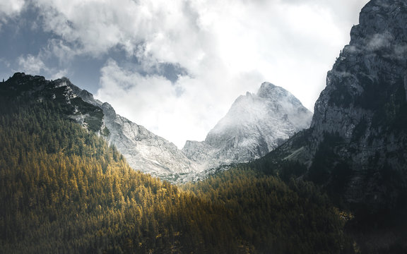 Berge in den Alpen mit Wolken und Sonne (Schatten und Licht) Bayern Berchtesgaden - Berchtesgadener Land