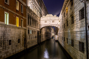 Naklejka premium Bridge of sighs at night