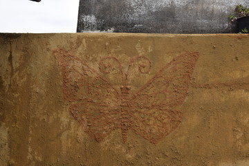 Desenho de borboleta em parede	