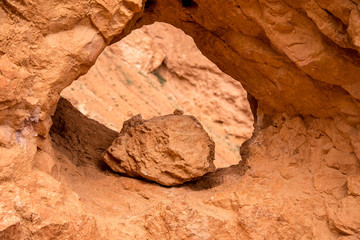 Loch in felswand mit kleinerem Fels im Loch, Bryce Canyon National Park, Utah, USA