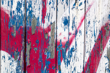 Abstrakte Holzstruktur mit blauem und pinkem Lack