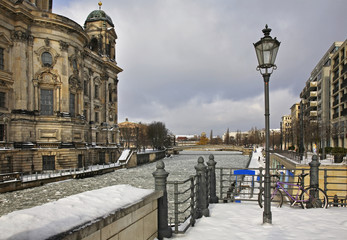 Fototapeta na wymiar Embankment of Spree river in Berlin. Germany