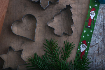 Weihnachtsplätzchen Gebäck backen mit Ausstecker für die Keksdose 