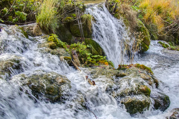 Naklejka premium Waterfall stream flowing in the Plitvice lakes in Croatia