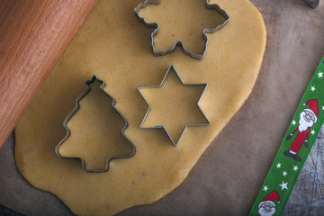 Plätzchen Gebäck für Weihnachten mit Ausstecher und Mürbteig