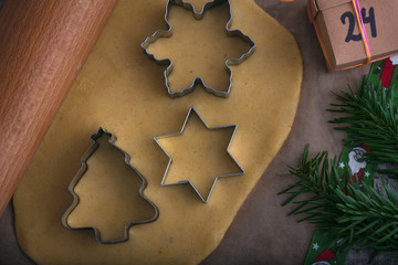 Weihnachtsplätzchen Gebäck Mürbteig mit Ausstecher Form und Nudelrolle 