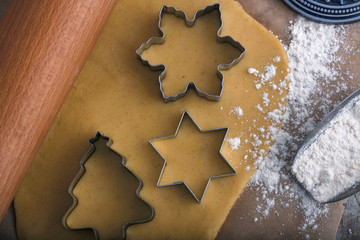 Weihnachtsplätzchen Gebäck Mürbteig mit Ausstecher Form und Nudelrolle 