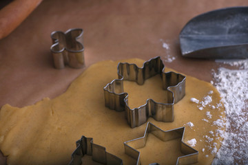 Weihnachtsplätzchen Gebäck Mürbteig mit Ausstecher Form und Nudelrolle 