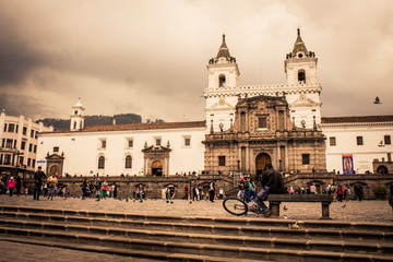 Obraz premium QUITO, ECUADOR - November 11, 2018: colonial church of San Francisco in the city of Quito Ecuador and public square