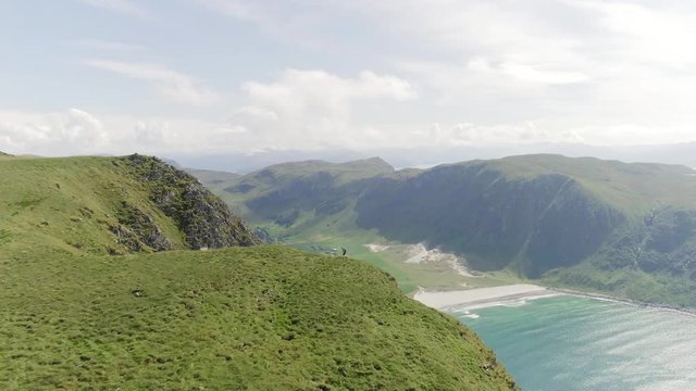 Running at the Edge of the Mountain, Hoddevik