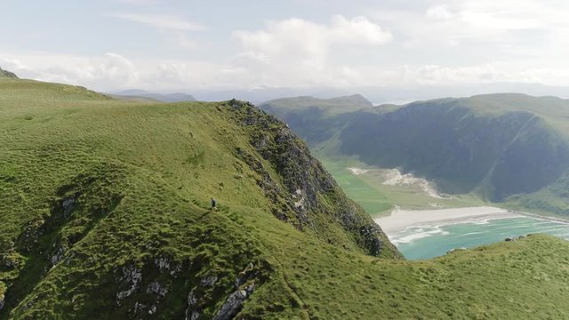 Hoddevik, Travelling on Top of the World.