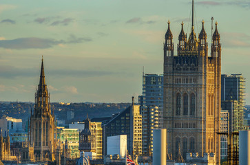 Obraz premium The Houses of Parliament (Westminster Palace) seen from far during the afternoon