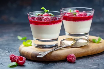 Crédence de cuisine en verre imprimé Dessert Panna cotta avec sauce aux baies, framboises et menthe fraîche.