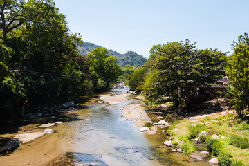 Fluss durch den Regenwald im Tayrona Park Kolumbien