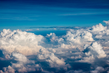 Wolken bei strahlend blauem Himmel über Kolumbien