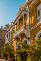 Fototapeta premium Orangefarbene Gebäude in der Cartagena Altstadt in Kolumbien