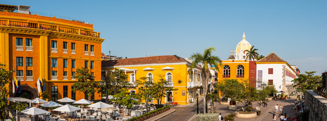 Panorama der Cartagena Altstadt in Kolumbien bei strahlend blauem Himmel - obrazy, fototapety, plakaty
