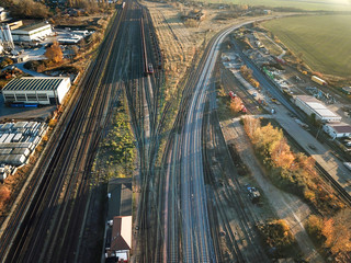 Infrastrucktur, Gleisanlage, Züge, Weichen, Straßenbrücken, Schienen, Bahnhof