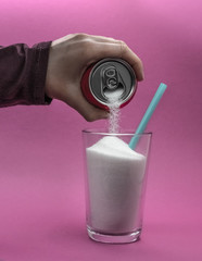 Dose voll Zucker wird in Glas geschüttet Softdrink Cola dick krank fett Übergewicht Diabetes