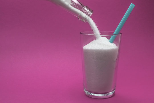 Flasche voll Zucker wird in Glas gesch&uuml;ttet Softdrink Cola dick krank fett &Uuml;bergewicht Diabetes