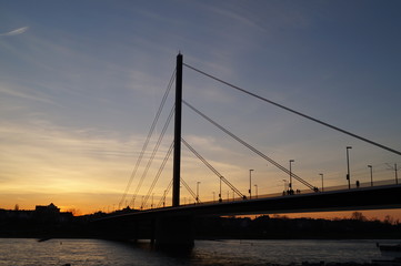 Brücke bei Sonenuntergang