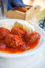Fleischbällchen in Tomatensauce, Keftedes me Saltsa
