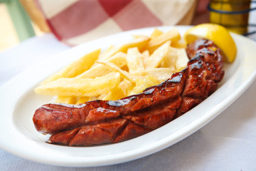 Gegrillte Wurst mit Pommes frites