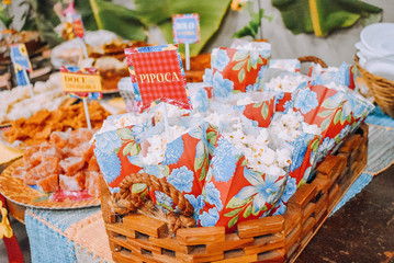 Popcorn decorating the junina party table
