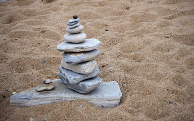 Fototapeta na wymiar Piedras apiladas en una playa