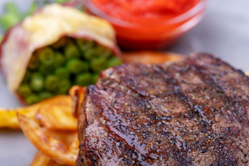 Nahaufnahme von gegrilltes Steak mit Pommes frites