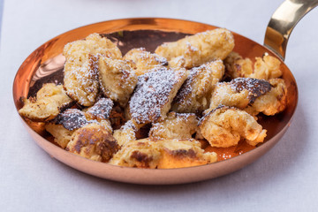 österreichischer Kaiserschmarrn auf Weiß