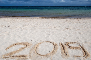 2019 geschrieben an einem tropischen Strand