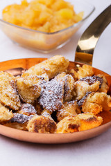 österreichischer Kaiserschmarrn auf Weiß