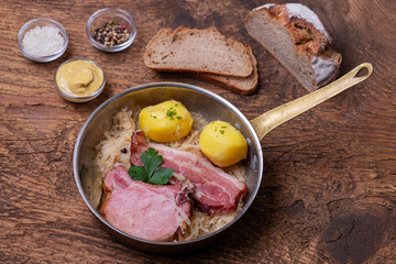 französisches Choucroutegerichte auf Holz