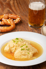Nahaufnahme einer bayerischen Grießknödelsuppe