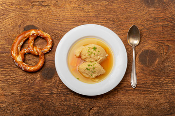 Nahaufnahme einer bayerischen Grießknödelsuppe