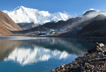 Obraz premium View of mount Cho Oyu mirroring in Gokyo lake