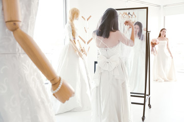 Naklejka premium Bridesmaid dress rehearsal at the tailor shop.