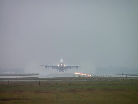 Gro&szlig;es Passagierflugzeug hebt ab