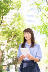 笑顔のミドル女性　タブレットコンピューター