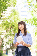 Fototapeta premium 笑顔のミドル女性 タブレットコンピューター