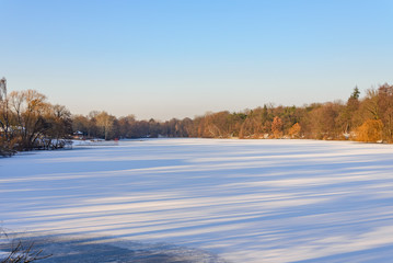 Obraz premium Frozen lake at Plötzensee near Goethepark and Volkspark Rehberge in Wedding district in Berlin, Germany.
